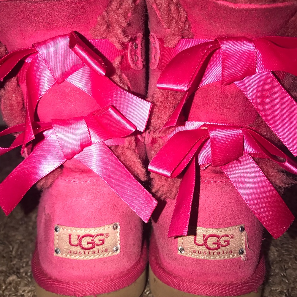 pink Uggs with bows on the back size 6/6.5